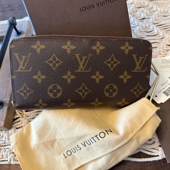 Louis Vuitton Zippy Monogram Wallet with Box, Dustbag, and Tags - Picture 3 of 10